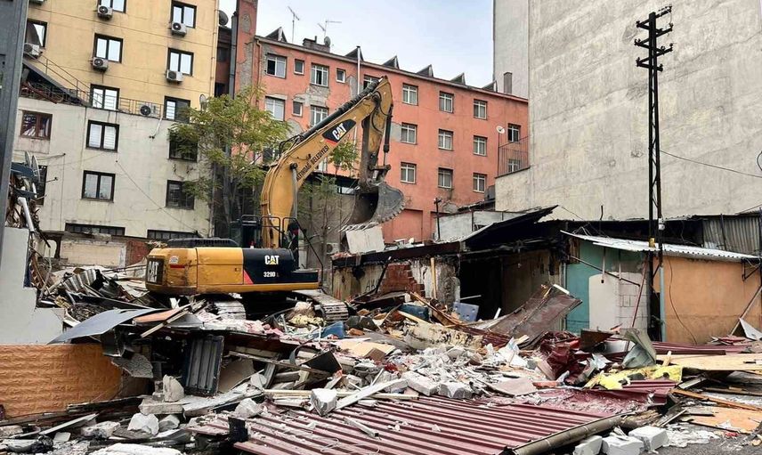Güvenlik gerekçesiyle Anafartalar'da üç işletme yıkıldı