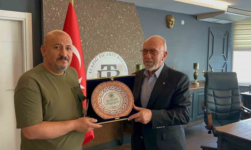 Elazığ ticaret borsası dört meclis üyesine vefa plaketi sundu