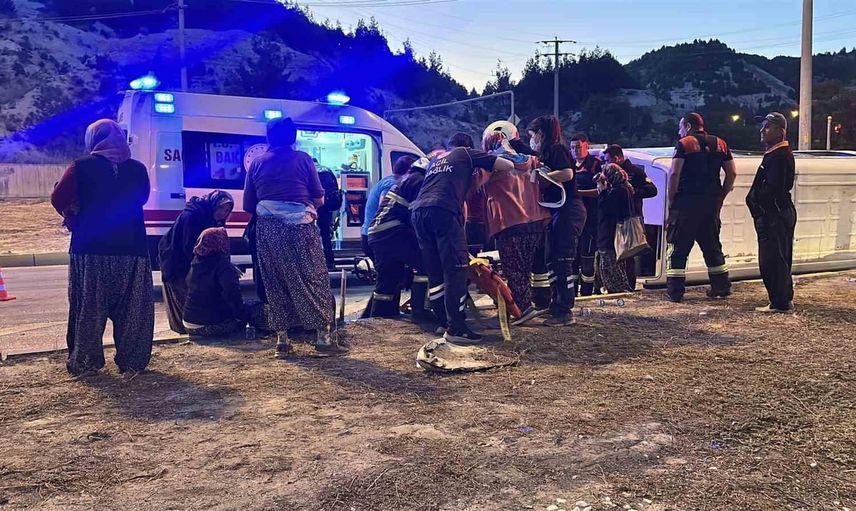 Burdur-Antalya kara yolunda minibüs devrildi: tarım işçileri hastaneye kaldırıldı