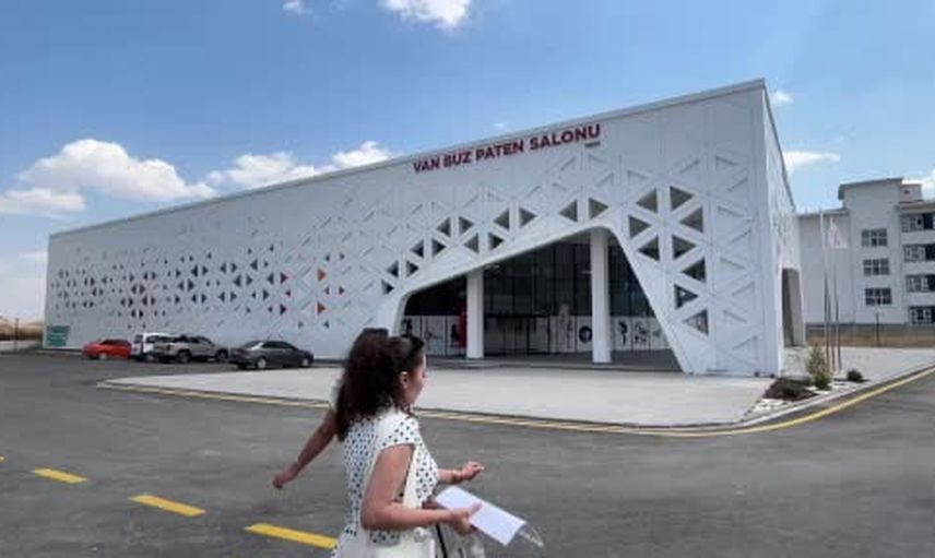 Van'da sıcak günlerde çocuklar buz pistinde yeni alışkanlıklar ediniyor