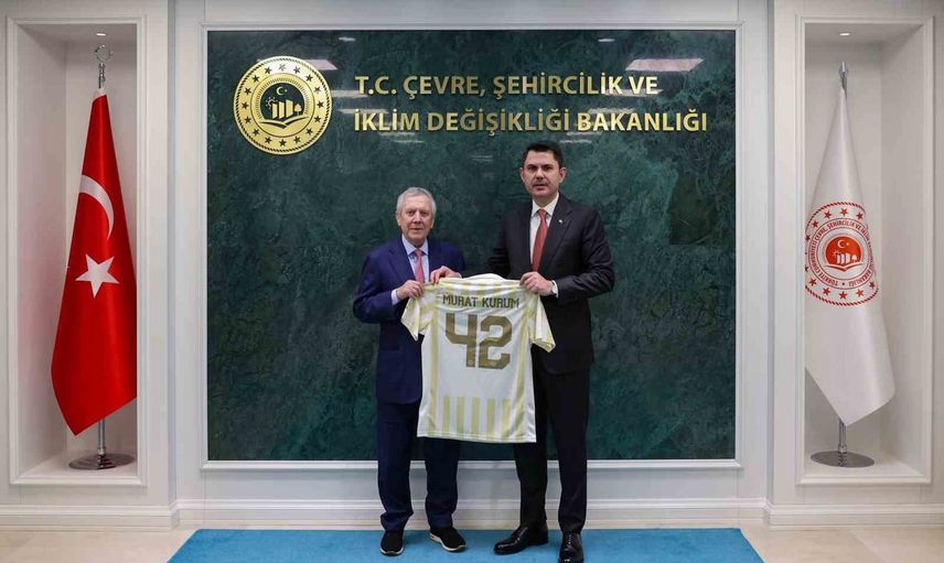 Bakanlıkta spor ve işbirliği gündemi: Murat Kurum Aziz Yıldırım'ı ağırladı