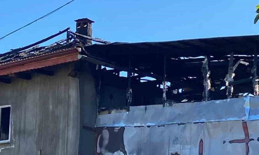 Kuyucak köyünde sabah yangını iki evi küle çevirdi