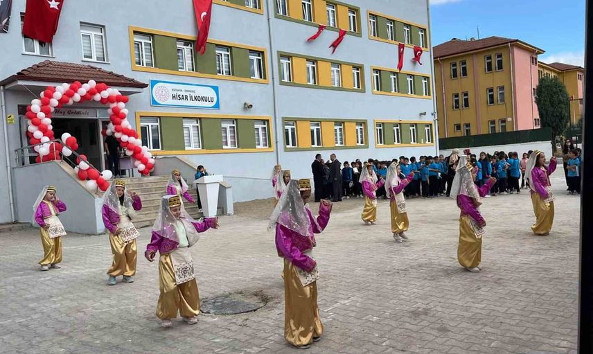 Domaniç'te ders zili umut ve törenle çaldı