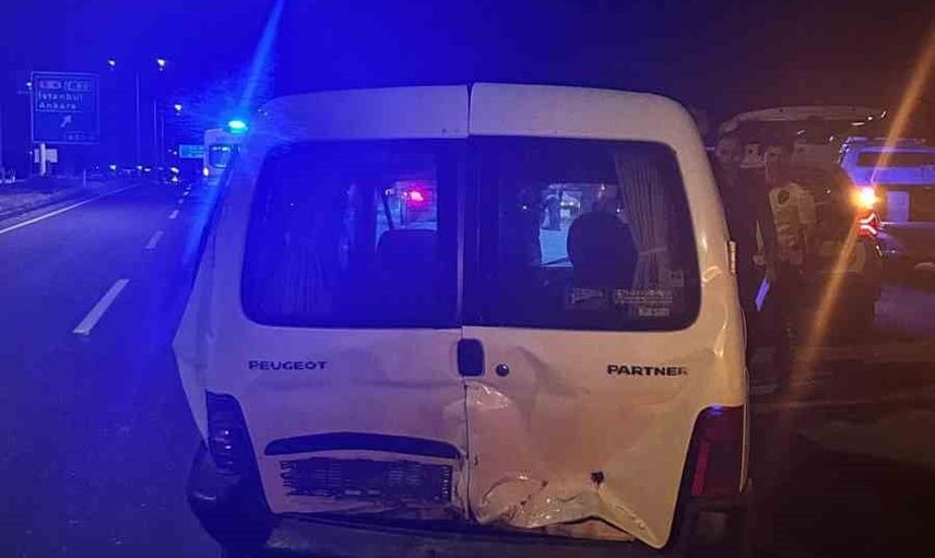 Çaydurt mevkisinde d-100'de iki aracın çarpışması sonucu iki kişi yaralandı