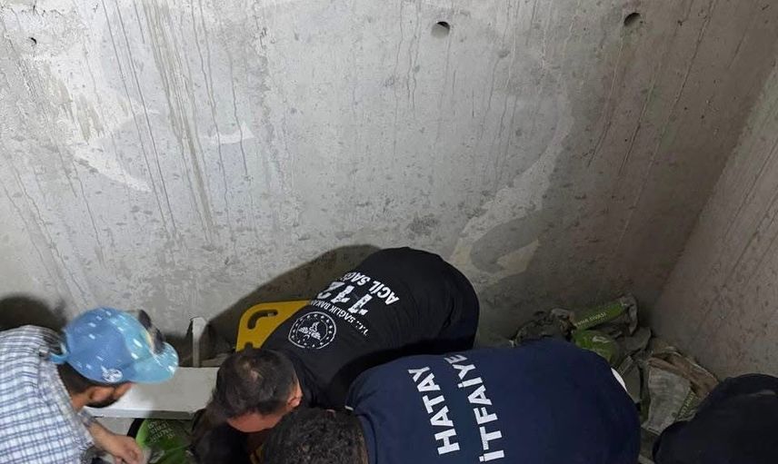defne'de asansör boşluğuna düşen işçi itfaiye tarafından kurtarıldı