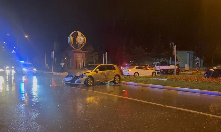Erzincan'da sağanak sonrası kavşak çarpışmasında üç kişi yaralandı