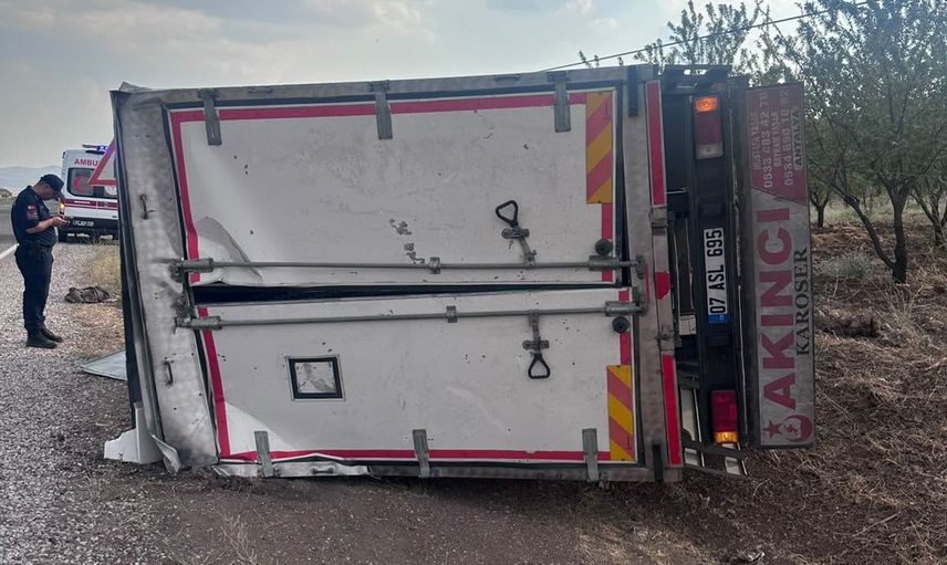 Gölbaşı'nda sürücünün hakimiyeti kayboldu, kamyon yan yattı