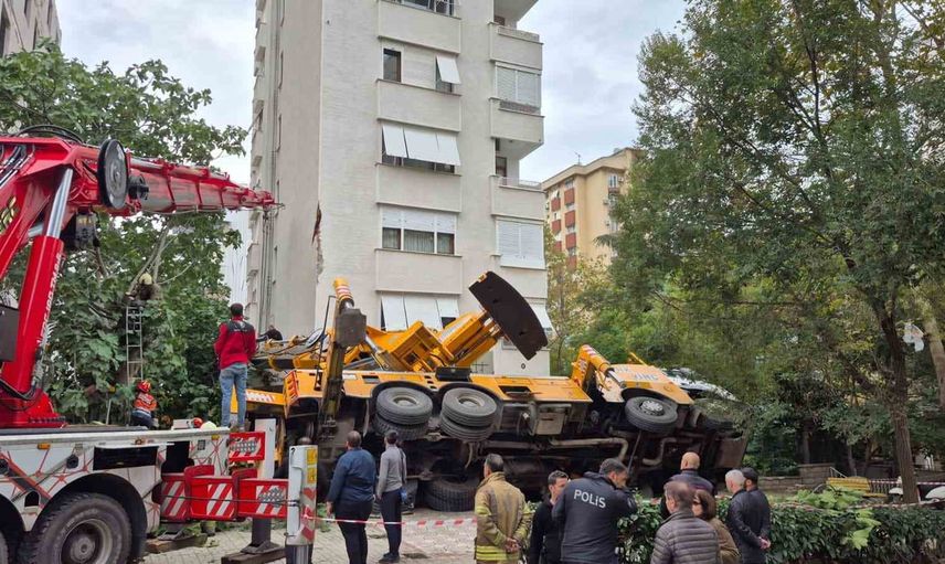 Kadıköy'de kaldırıma kurulan vinç devrildi, binanın girişi zarar gördü