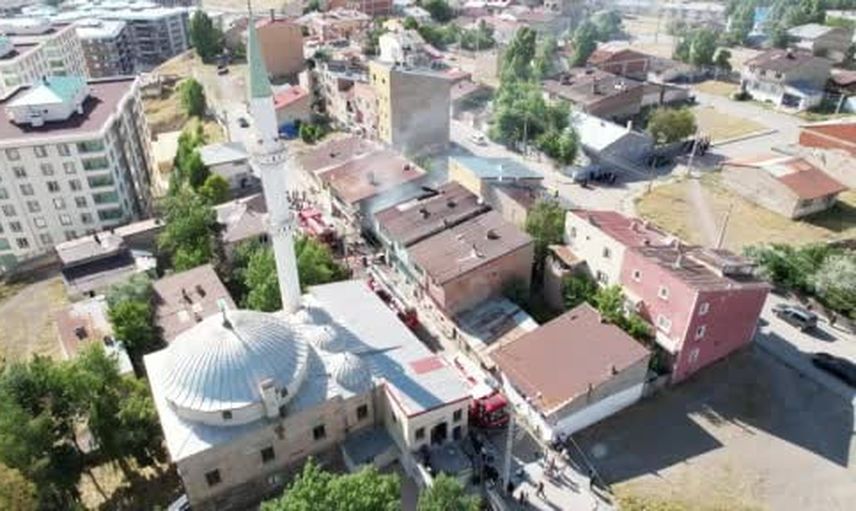 Metruk bina alevleri mahallede panik yarattı, itfaiye müdahale etti