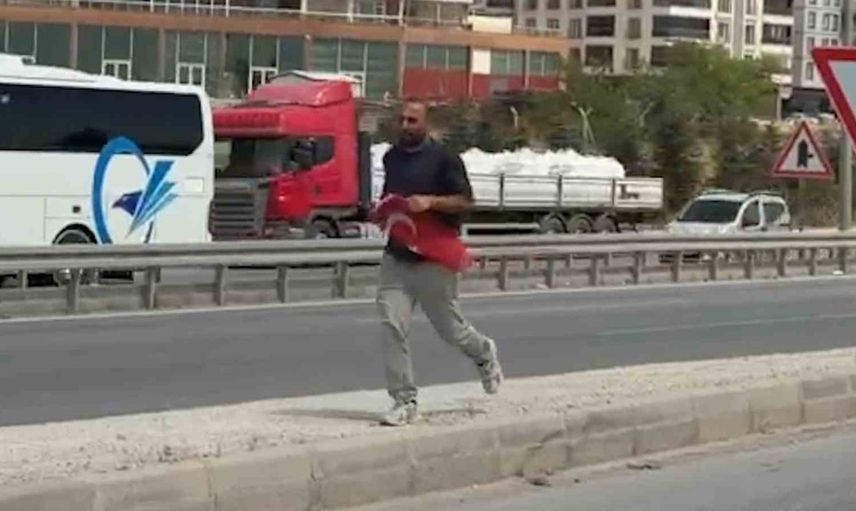 Yolda bulunan Türk bayrağını durup alan vatandaşın duyarlılığı