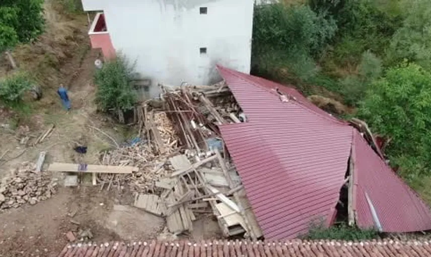 Taşköprü'de tadilat yapılan ahşap ev çöktü, 5 kişi yaralandı