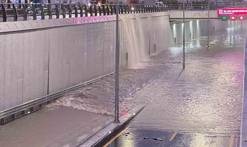 Mersin yoğun sağanakla kesintiye uğradı: sokaklar göle döndü