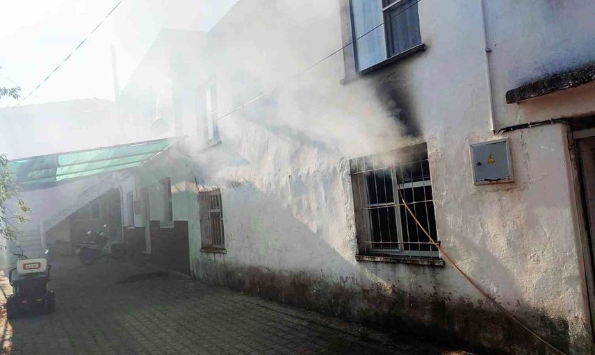 Yerkesik'te ütü unutulması evde hasara neden oldu