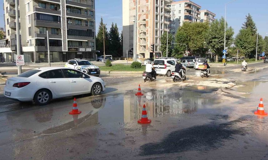 Adıyaman'da ana su hattı patlaması kavşakta altyapıyı bozdu, trafik tek şeritten veriliyor