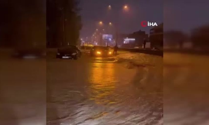 Başiskele’de sağanakta bot ve sırtla kurtarma sahneleri