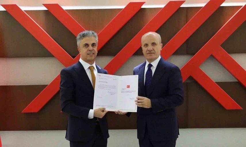 Erzincan'da rektörlük devri: Kuyrukluyıldız mazbatasını Özvar'dan teslim aldı