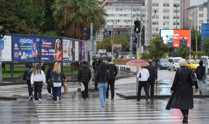 Samsun'da yazın ardından gelen çisenti sonbaharı hissettirdi