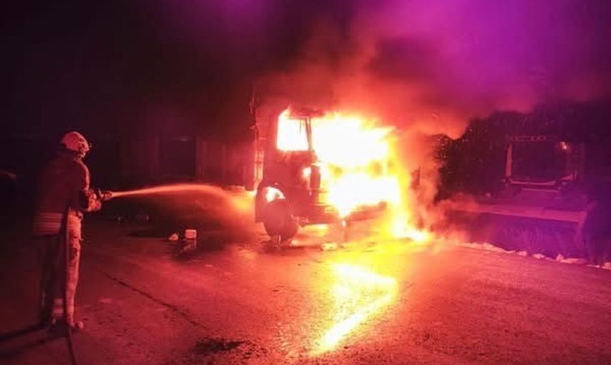 Kumlu'da itfaiyenin hızlı müdahalesi araç yangınını söndürdü, yaralanma yok