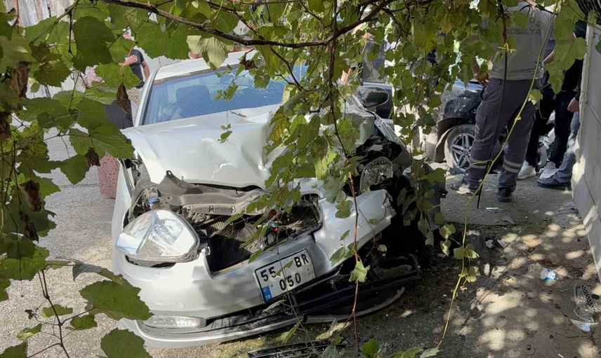 Kadifekale'de dört aracın karıştığı zincirleme kaza hasara yol açtı