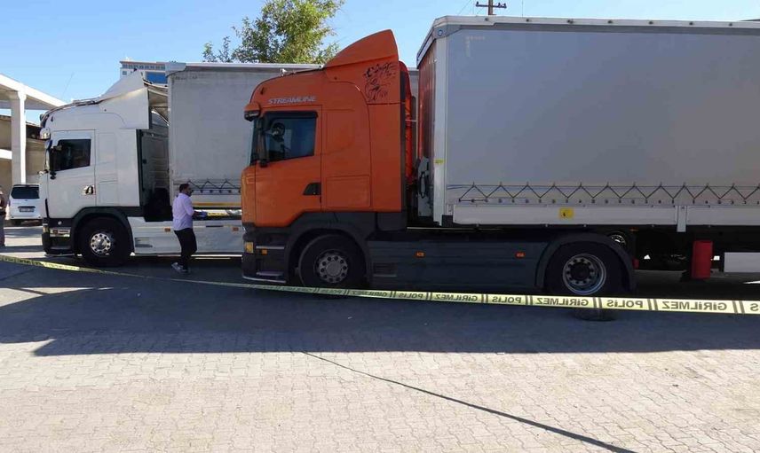 Husumet kavgası tırla sonuçlandı: iki araç arasında kalan kişi ağır yaralandı