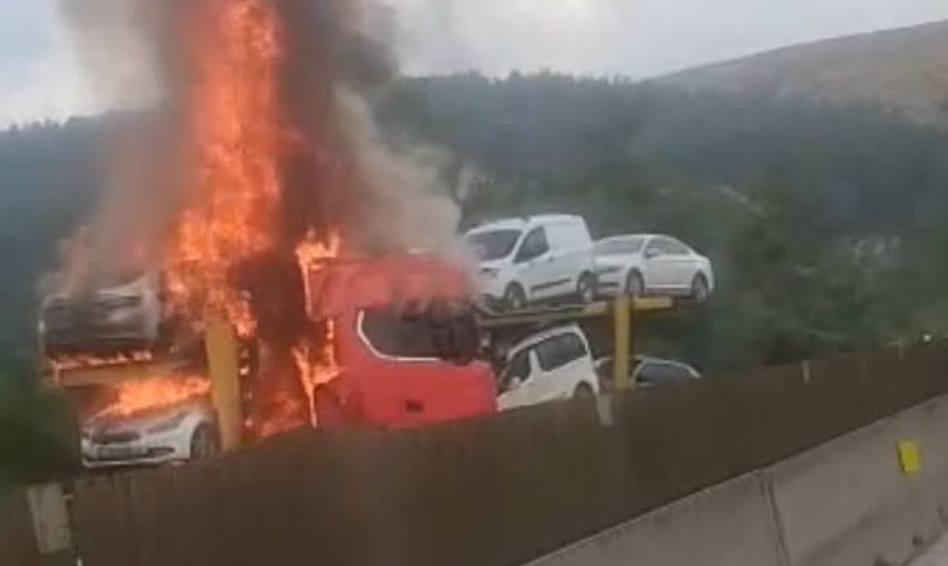 Taşınan otomobillerin alev aldığı tır yangını