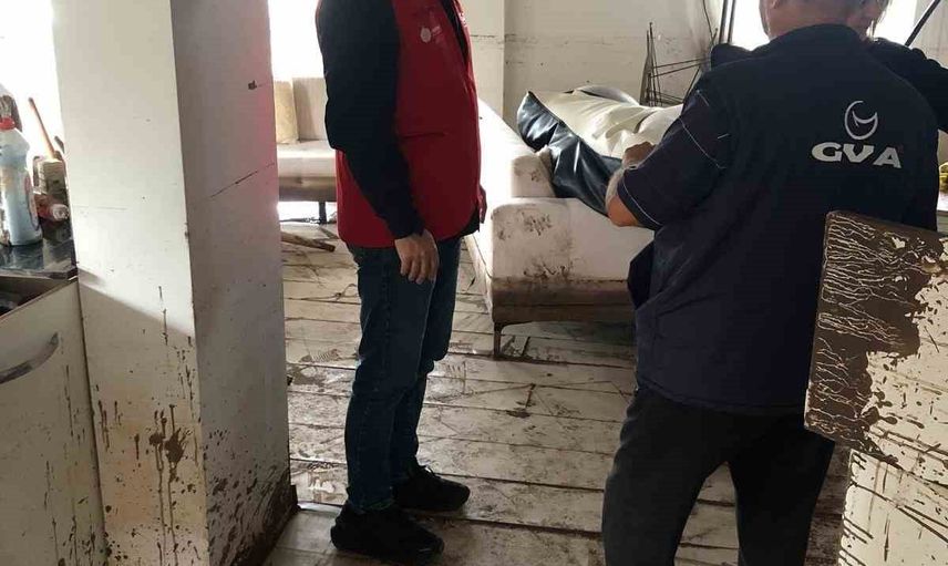Başiskele’de mahalle mahalle yardım: gönül bağı ekipleri sel mağdurlarını yerinde dinledi