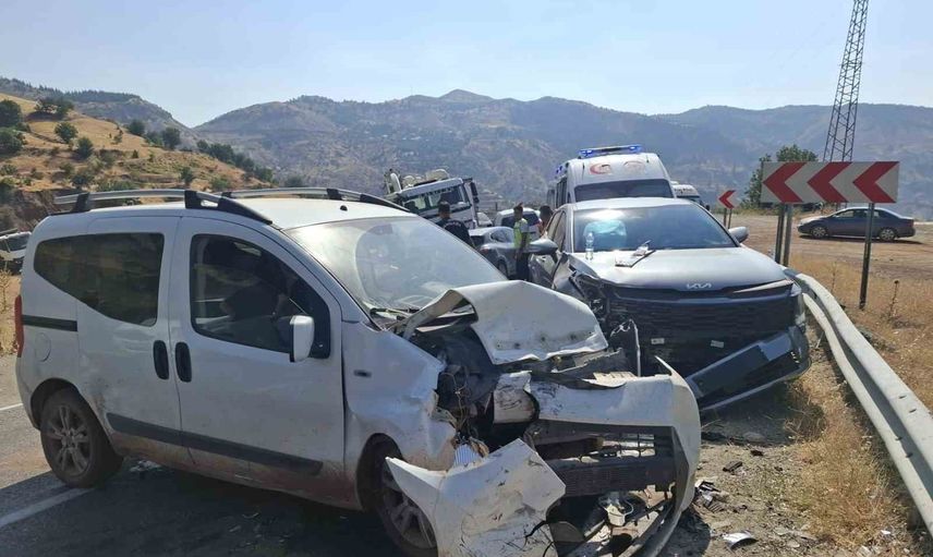 Koçali yakınlarında kaza: hafif ticari araç sürücüsü hastaneye kaldırıldı