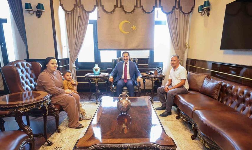 Enkazdan sağ çıkan Kerem, Hatay valisini ziyaret etti
