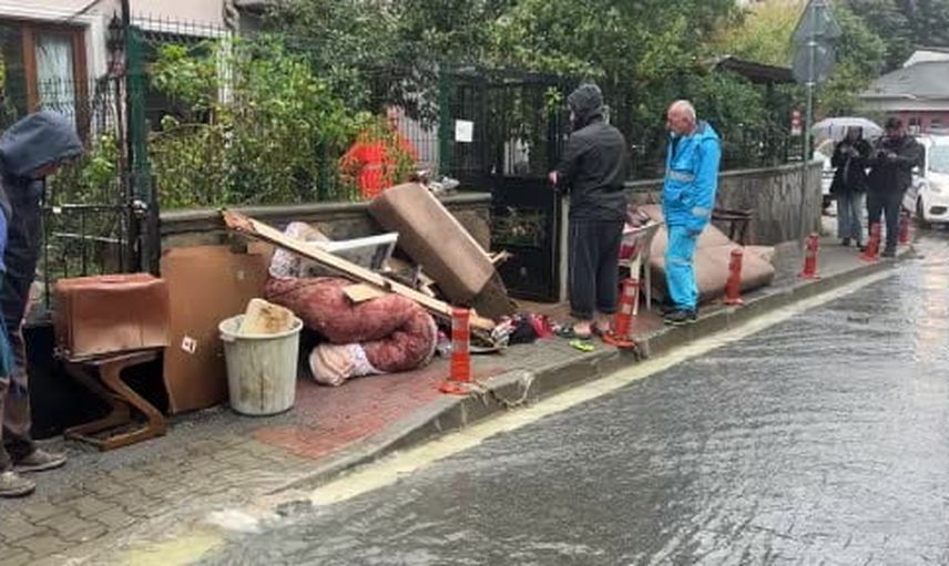 Beykoz'da gece bastıran yağmur sabah eşyaların tahliyesini getirdi