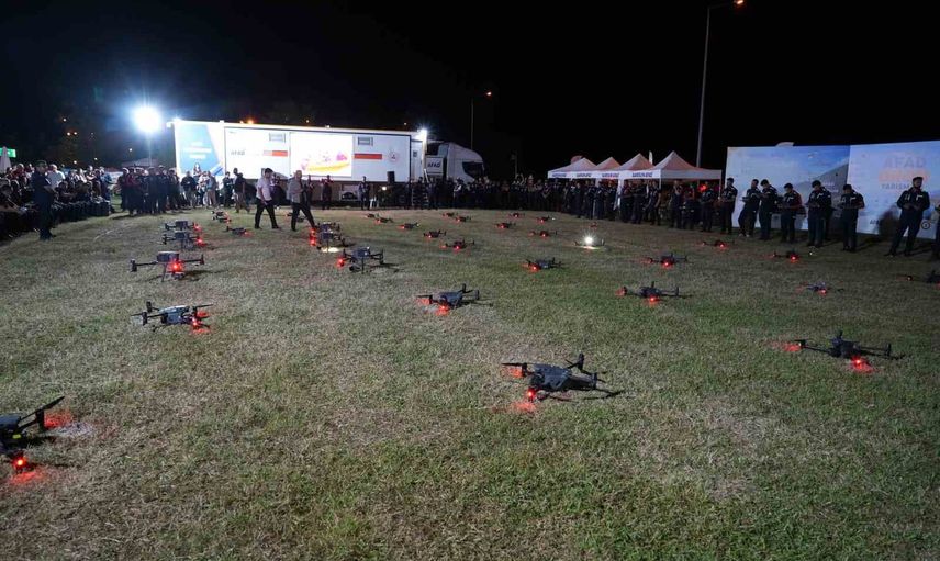 Samsun'da AFAD'ın dron gösterisi gece gökyüzünü renklendirdi