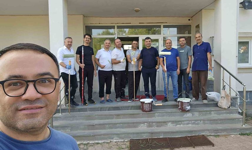 Okul müdürleri fırçayla dayanışma örneği gösterdi