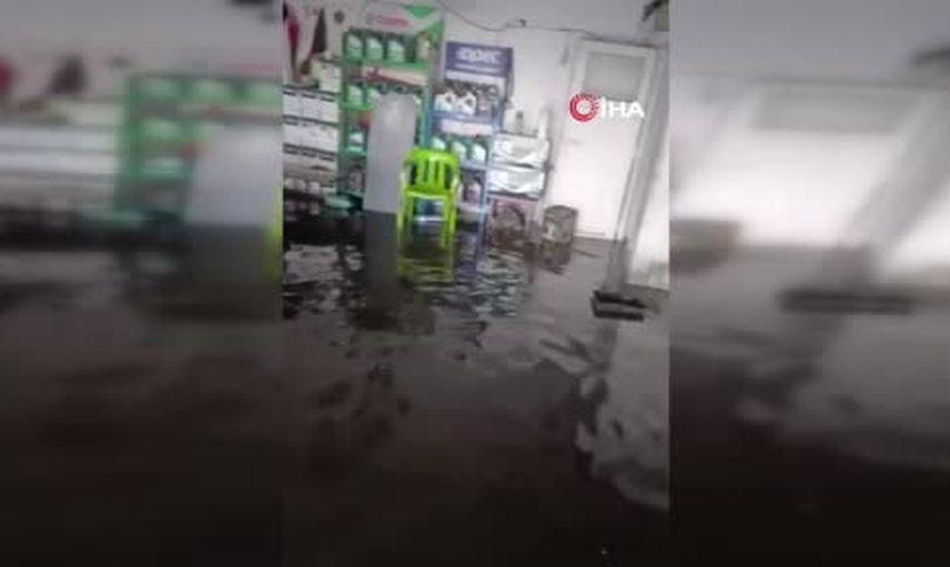 Diyarbakır'da aniden bastıran yağmur sanayide su baskınına yol açtı