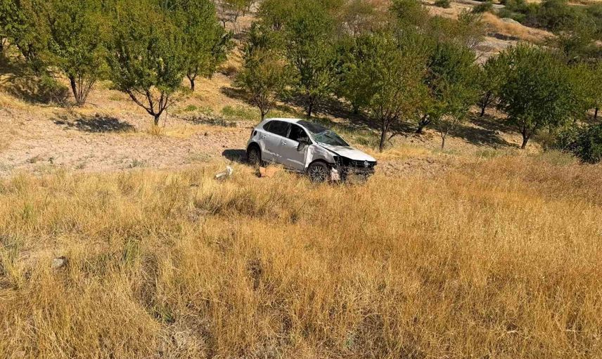 Samsat yol ayrımında taklalar atıp tarlaya yuvarlanan otomobilin sürücüsü yaralandı