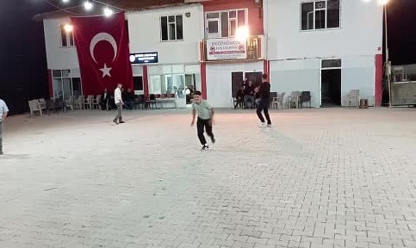 Sahneye takla atarak giren gençler düğüne renk kattı