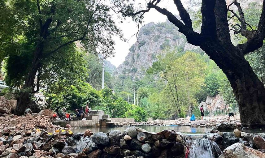 Obaçayı'nda çevre nöbeti: iki genç ailesiyle birlikte çöpleri topladı