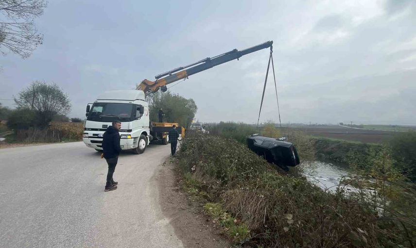 Virajı kaçıran otomobil dereye uçtu; sürücü ayakta tedavi edildi