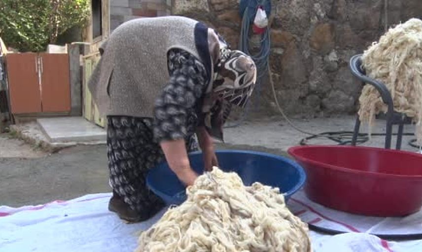 Sivas'ta kadınların yün mesaisi: el emeğiyle kışa hazırlanan yataklar azalıyor