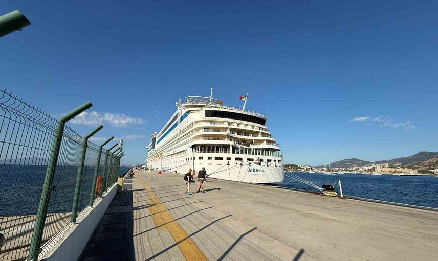 Bodrum'da kruvaziyer hareketliliği: AIDAblu 2 bin 243 yolcuyla limana yanaştı