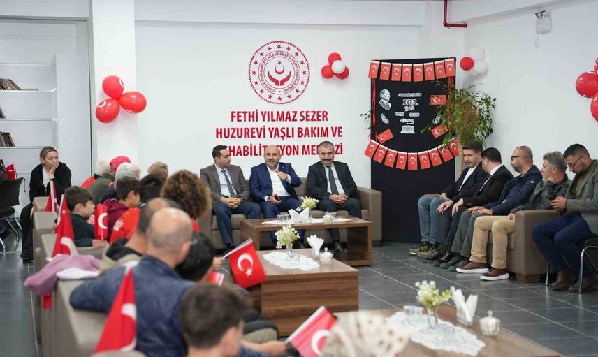 Cumhuriyet coşkusu kurumlarda kuşakları buluşturdu
