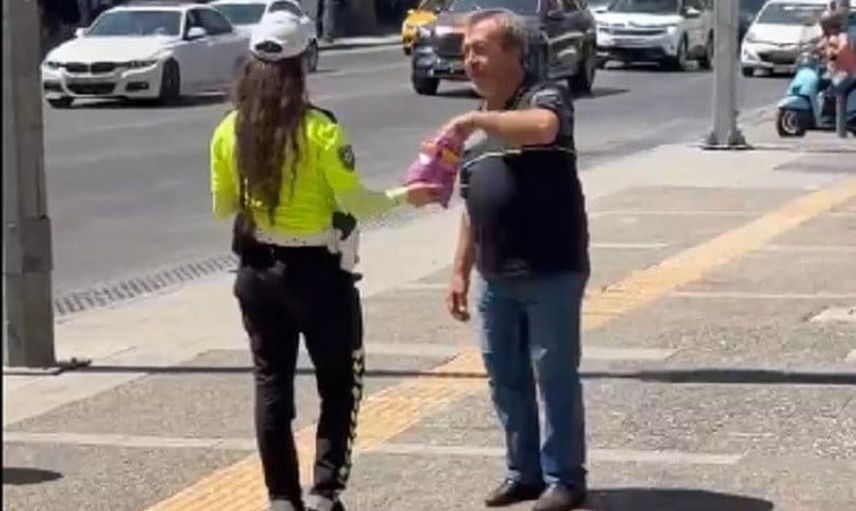 Kandil gecesinde trafikte çikolata paylaşan trafik polisi gönülleri ısıttı