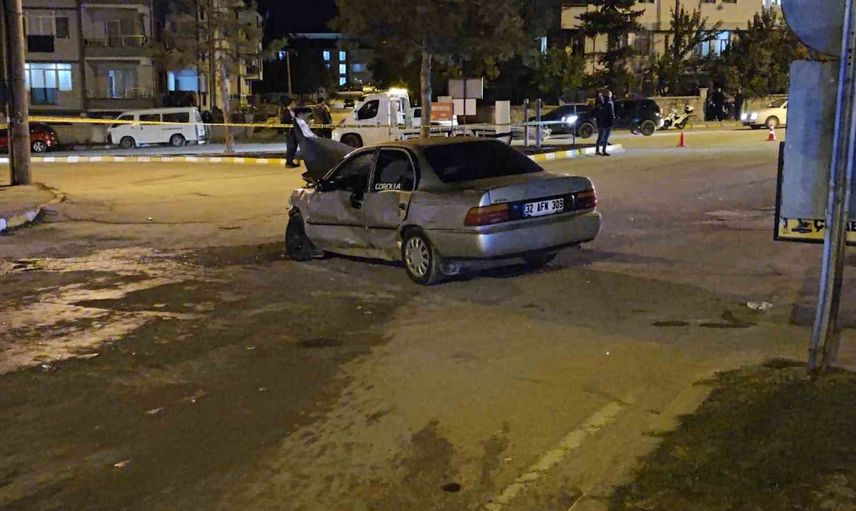 Kavşakta çarpışma anı kameraya yansıdı: üç yaralı