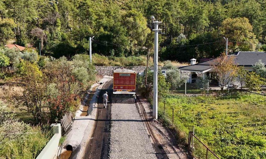 Marmaris Belediyesi fen işleri ekipleri mahalle yollarını yeniliyor