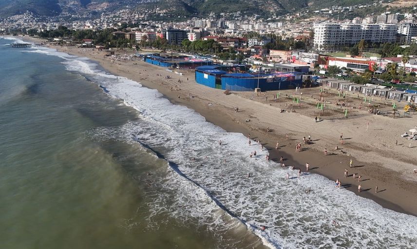 Alanya’da yazdan kalma bir gün: sahiller yağmur sonrası hareketlendi