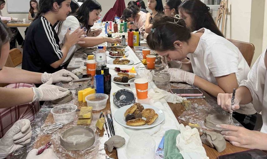 Sarıgöl'de yurtlardaki gençler çamuru sanata dönüştürüyor