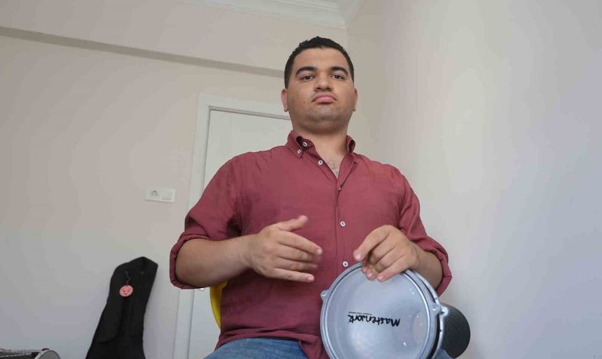 Müziğe tutkun Ertuğrul, annesinin adanmışlığıyla konservatuardan mezun oldu