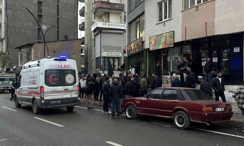 Yüksekova sokaklarında taş ve sopa ile çıkan arbede: dört kişi hastaneye kaldırıldı