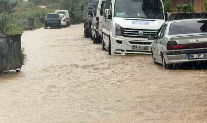 Pazar'da menfez tıkanması taşkına yol açtı, Kirazlık'ta mahalleli mağdur
