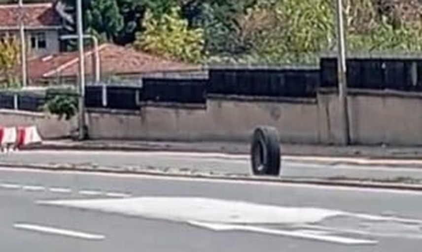 Ankara İstanbul yolu'nda EGO otobüsünün kopan lastiği Jandarma Komutanlığı Lojistik birimi önüne gitti