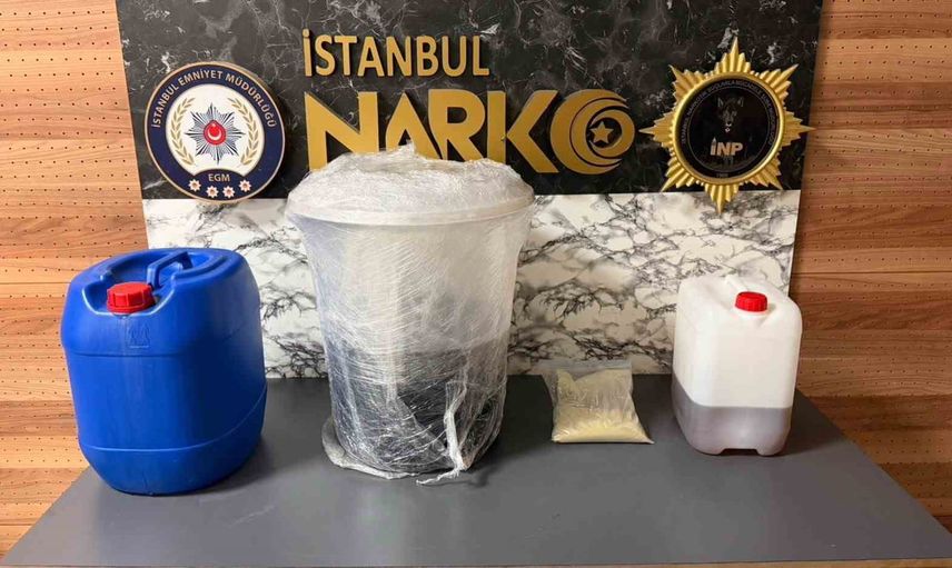 Kadıköy'de uzman ekipten operasyon: 30,7 kilo sıvı metamfetamin ele geçirildi