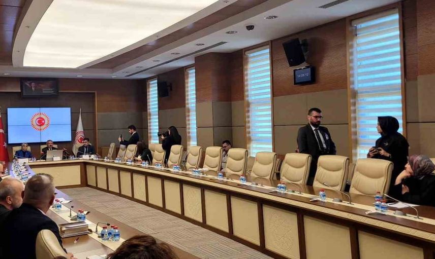 Okullarda dijital güvenlik için tuşlu telefon ve kısıtlama talepleri